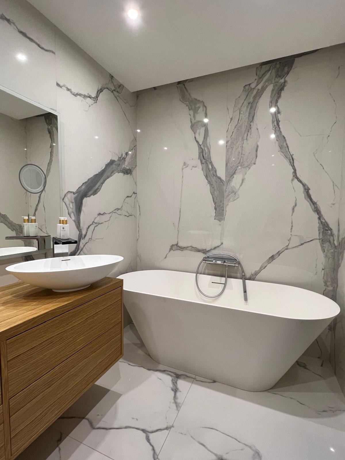 Koupelna s dřevěným nábytkem