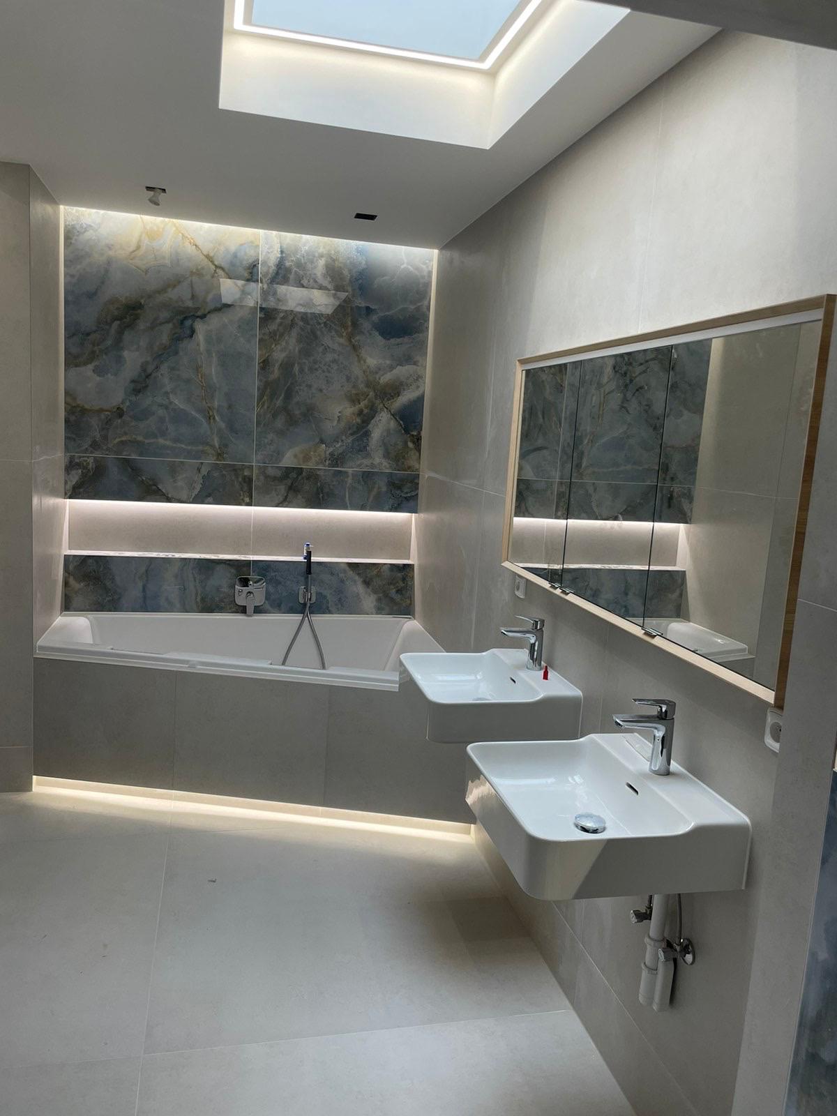 Koupelna s modrým onyxem