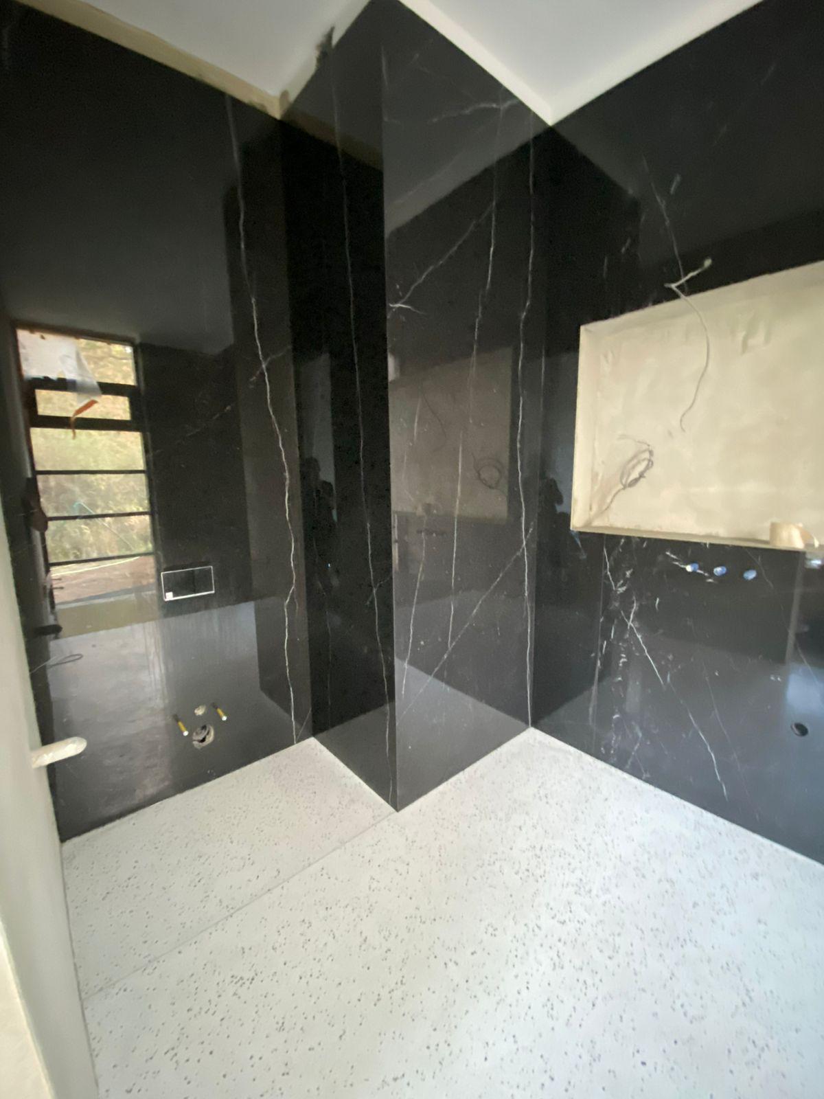 Černá mramorová koupelna